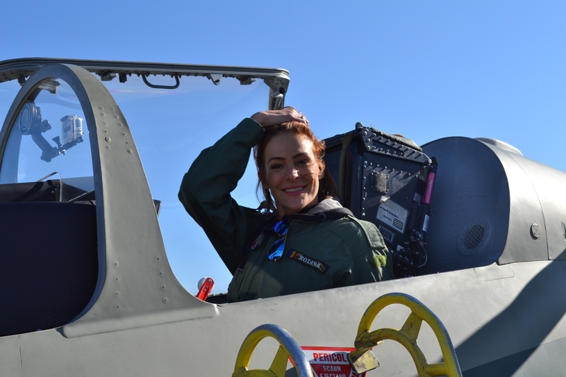 Roxana este prima femeie cicvil care a zburat cu un avion de luptă.