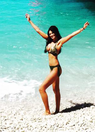 Tănara este deosebit de sexy, dezbracată, dar şi îmbrăcată