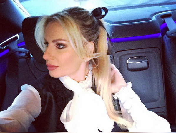 Andreea Bănică se pregătea să meargă la un eveniment monden.