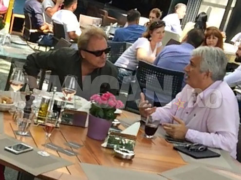 Armand Assante este absorbit de discuţia cu ”Ţeavă”