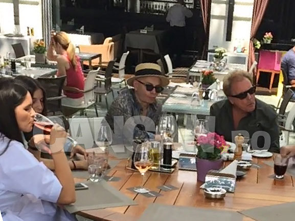 Actorul a fost însoţit de două domnişoare