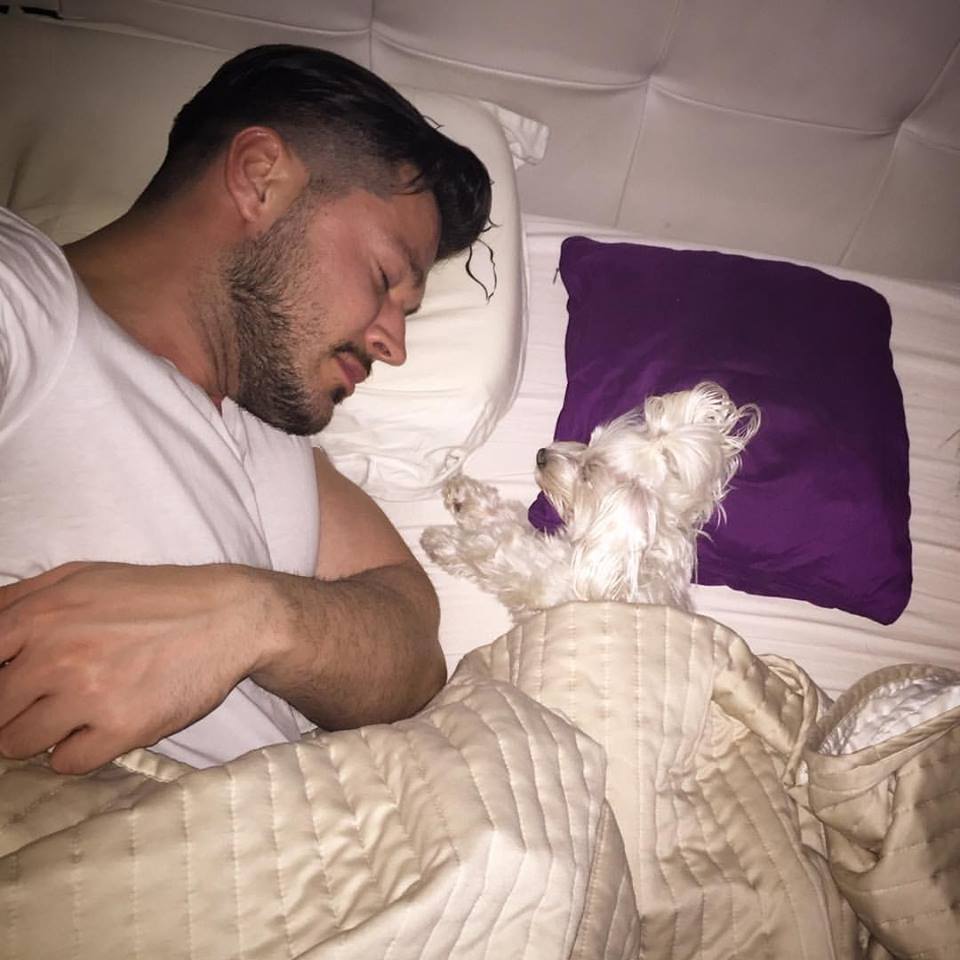 Bianca l-a pozat pe Victor în timp ce dormea