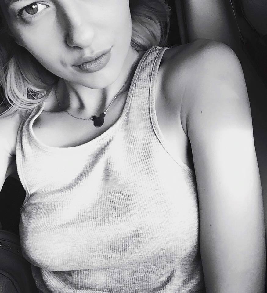 Lidia Buble s-a pozat fără sutien.