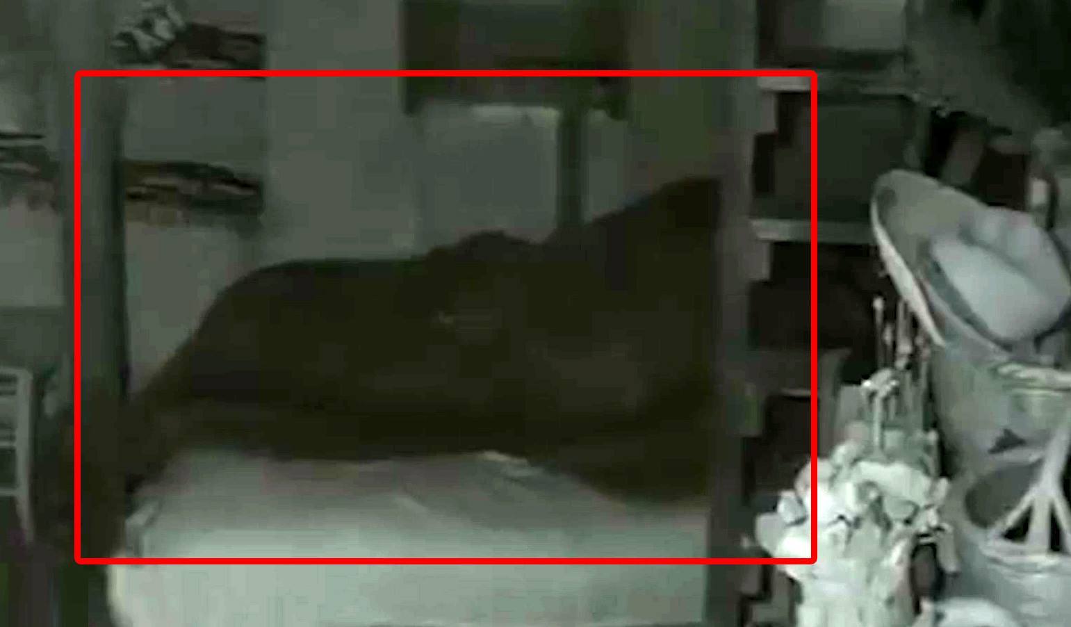 Maria şi soţul său sunt acoperiţi de o pătură.