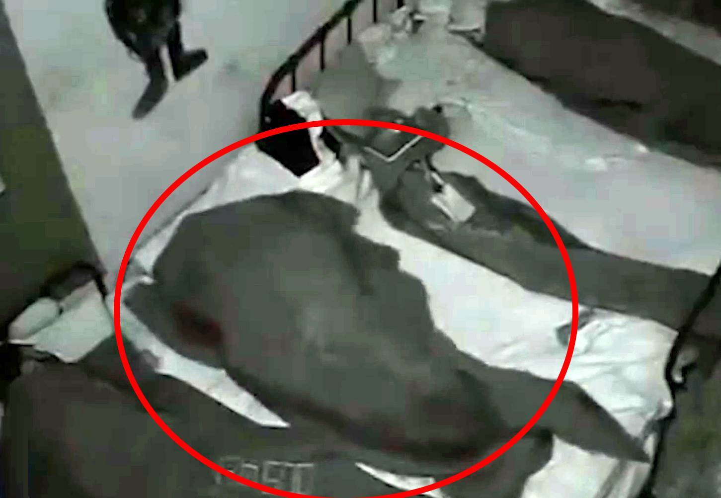 Marcel îi arăta ''strategia'' Mariei sub pătură.