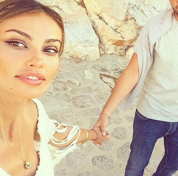 Mădălina Ghenea se ţine de mână cu noul iubit