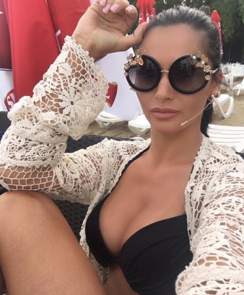 Aşa s-a afişat Raluca dis de dimineaţă.