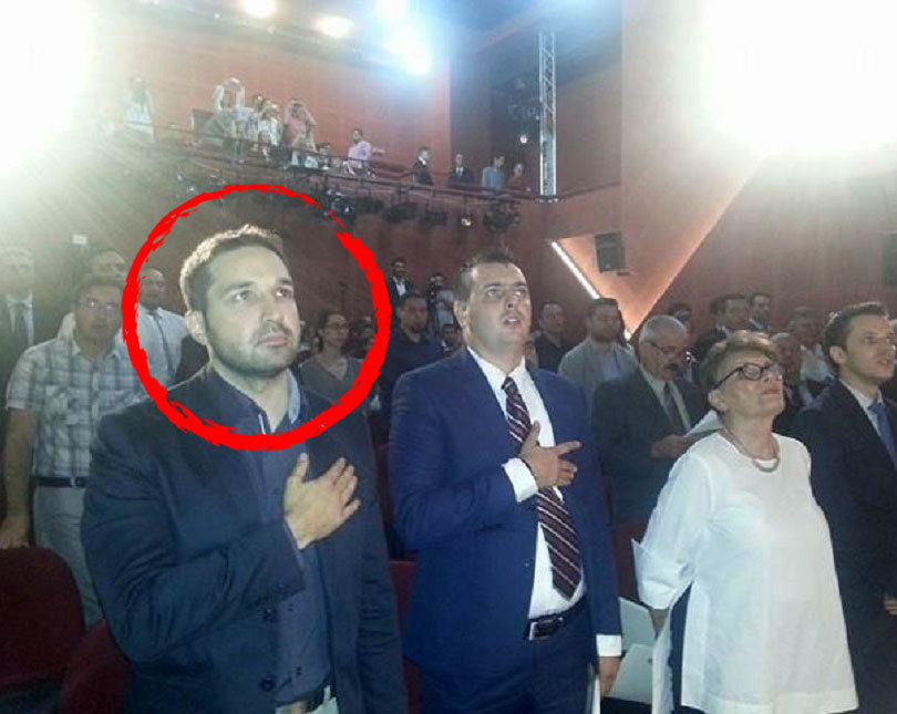 Tudy a jurat cu dreapta, aceeaşi care a apărut şi în imaginile ”din oglindă”