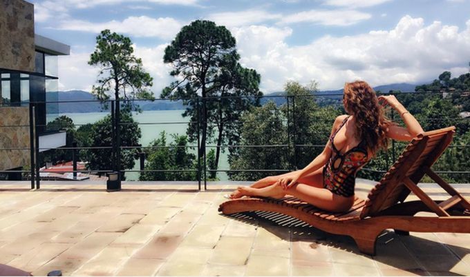 Ramona Gabor se relaxează la piscină