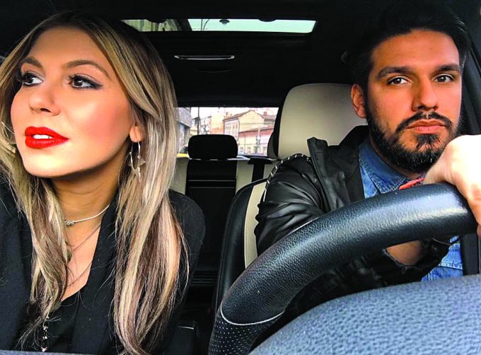 Sore şi iubitul ei au grijă de copil fără ajutoare