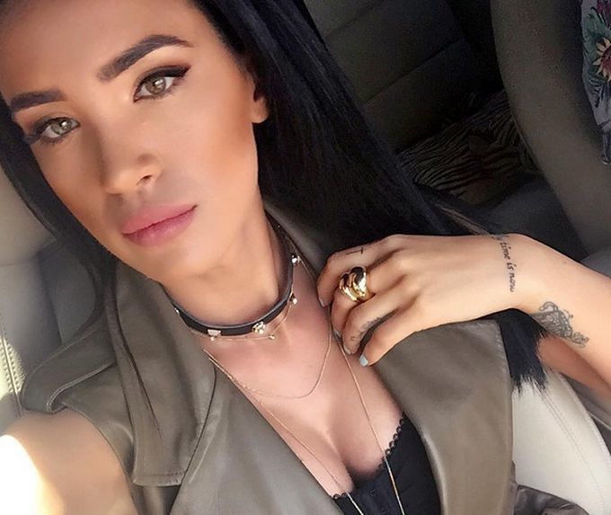 Adelina şi-a expus decolteul