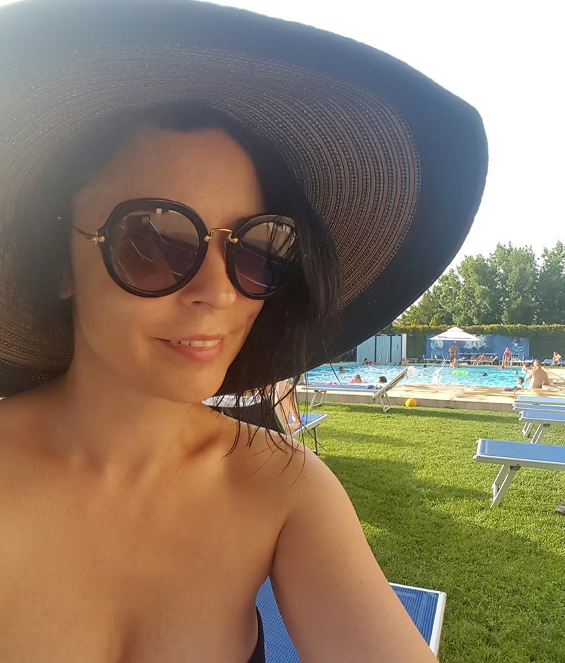 Andreea Marin s-a relaxat la umbră