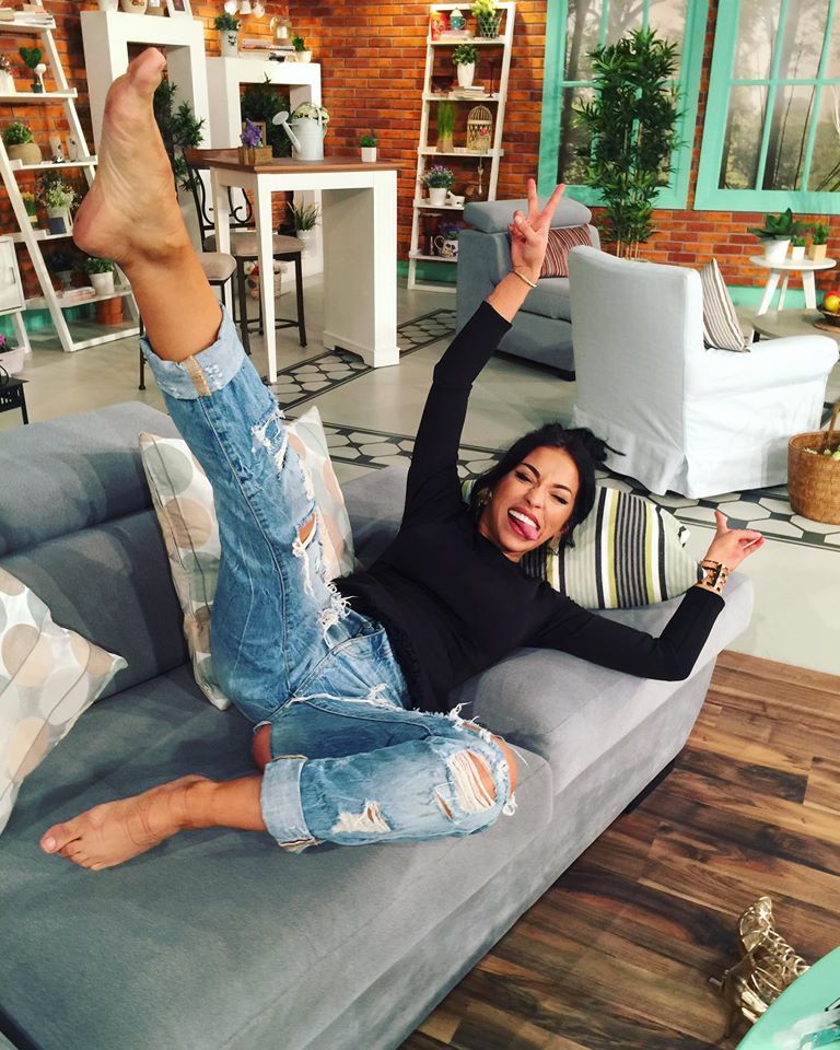 Ruby s-a pozat întinsă pe o canapea, cu posteriorul la vedere.