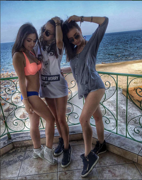Fiica Andreei Esca s-a pozat în costum de baie alături de două prietene.