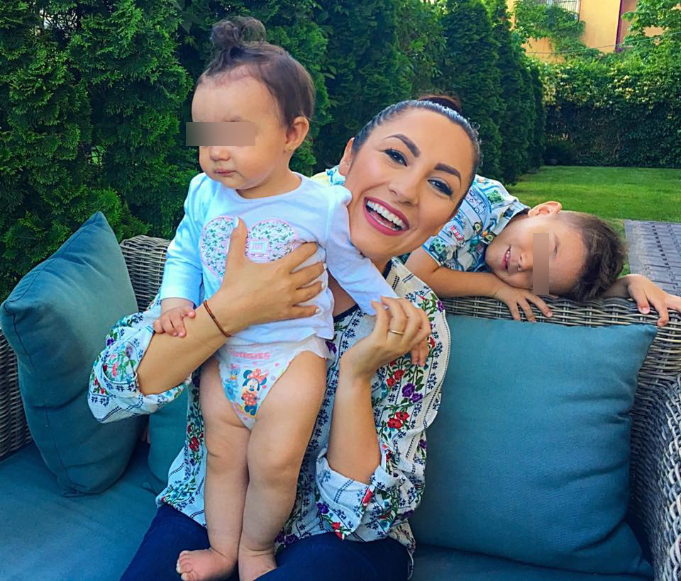 Andra, imagine de pus în ramă, cu cei doi copii ai săi.
