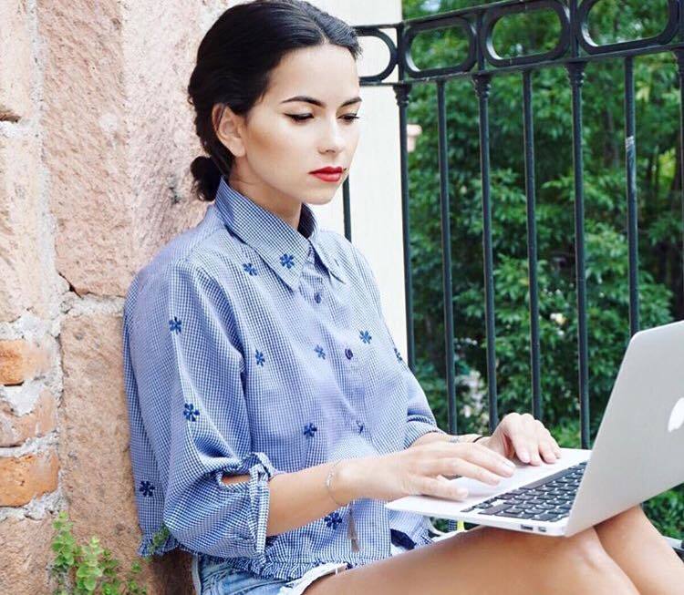 Inna iubeşte să îşi ţină fanii virtuali la curent cu tot ceea ce face