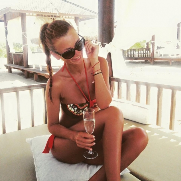 Denisa este foarte mândră de silicoanele ei.