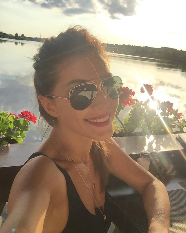 Ilinca Vandici a postat o fotografie pe Facebook cu mesajul ''Apus de soare''.