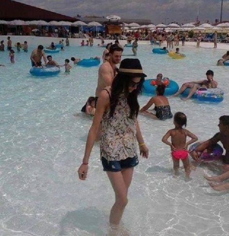 Iată cu s-a dus la piscină Adriana