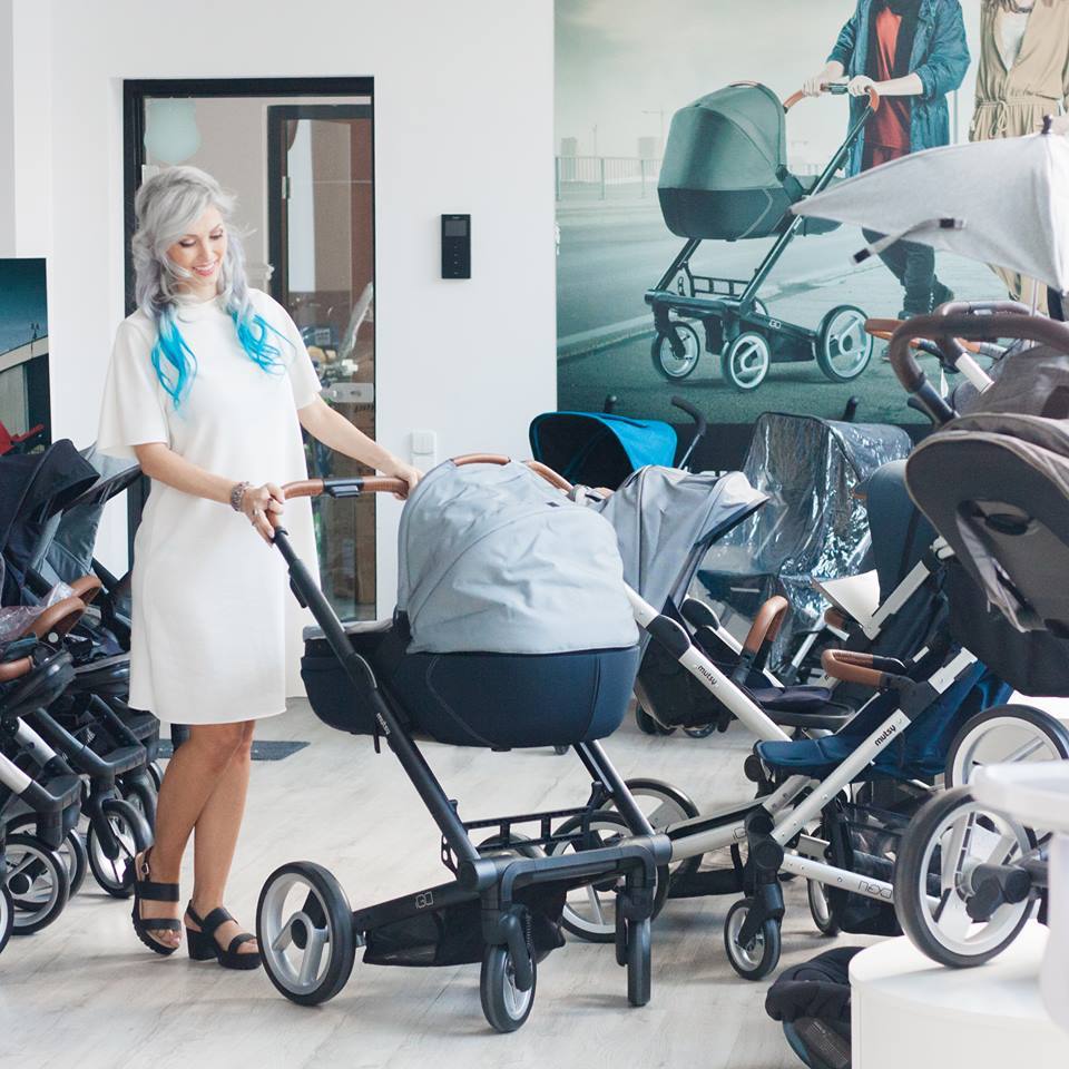 Andreea Bălan a ales cărucioarul pentru fetiţa ei.