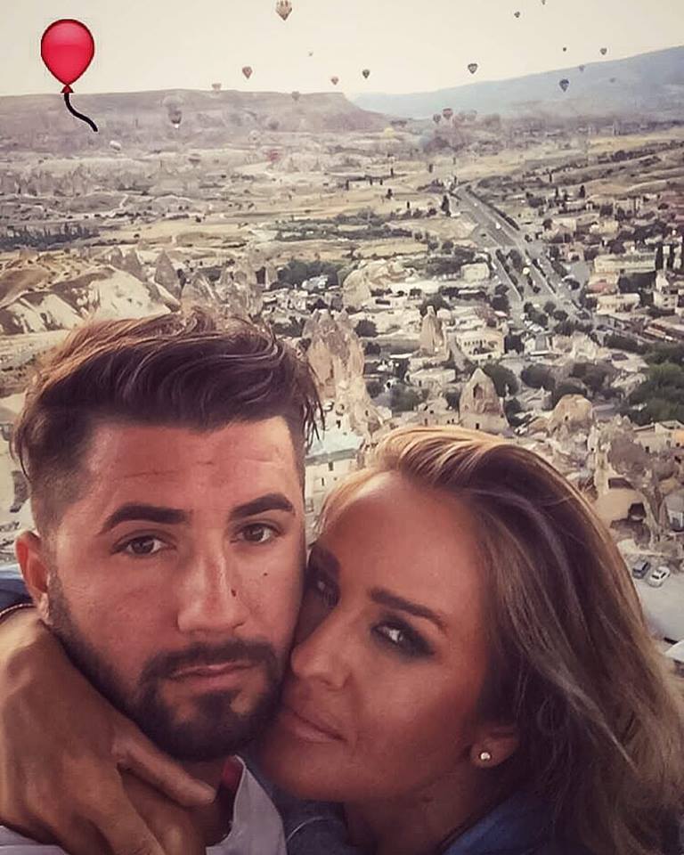 Diana Munteanu se află în vacanţă alături de iubitul tinerel.