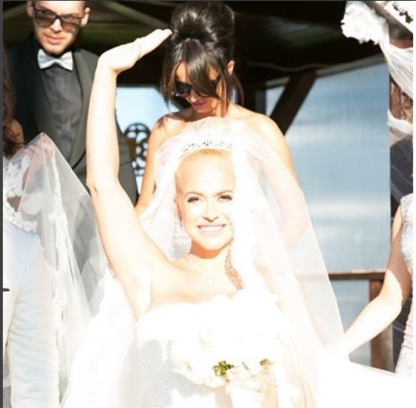 Anda Adam şi-a amintit cu drag de ziua în care a îmbrăcat rochia de mireasă.