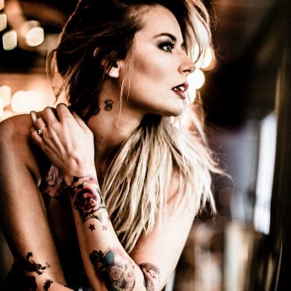 Laura şi-a tatuat mâinile