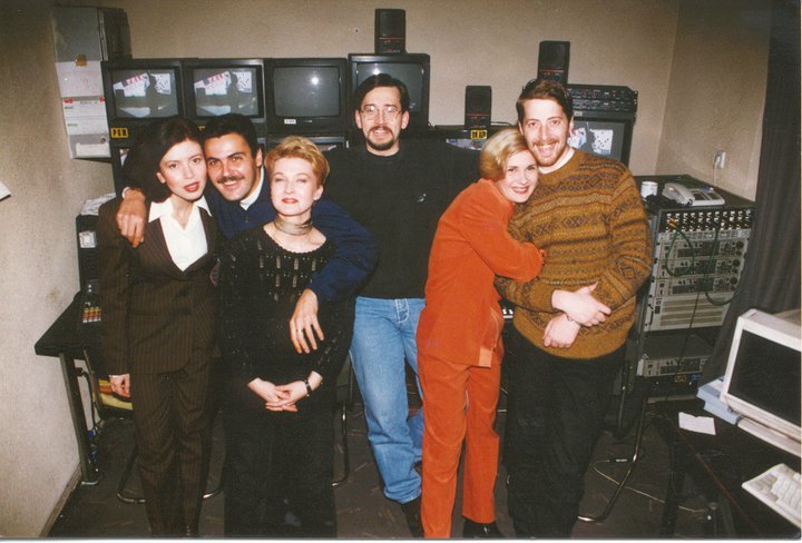 În stânga, Bogdan Tudor, şeful de la sport, evoluează cu două vârfuri: Mona Nicolici şi Anda Miclea. George Dumitrescu e la mijloc, iar Sandra Stoicescu se apropie de viitorul membru CNA, Radu Herjeu