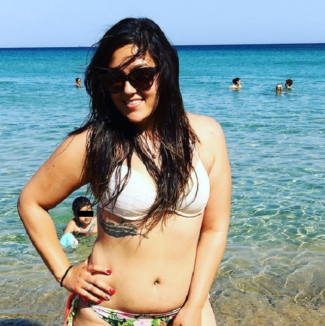 Ella şi-a etalat colăceii din jurul abdomenului la plajă.