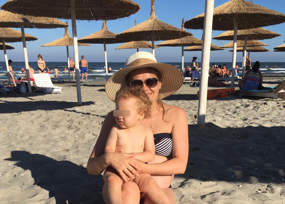 Mirela Boureanu Vaida, la plajă cu micuţa sa.