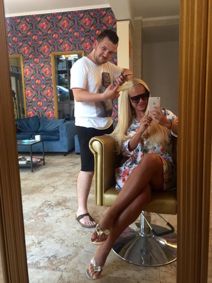 Anda Adam, alături de stilistul său.