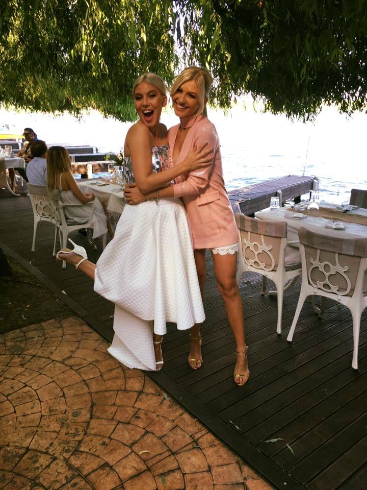 Sore (stânga) şi naşa Alina Eremia sunt foarte mandre de micuţa Erin