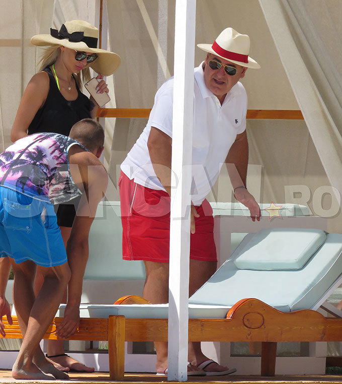 Băiatul de la plajă i-a ajutat pe Dorin Cocoş şi Raluca Miu să aibă parte de tot confortul.