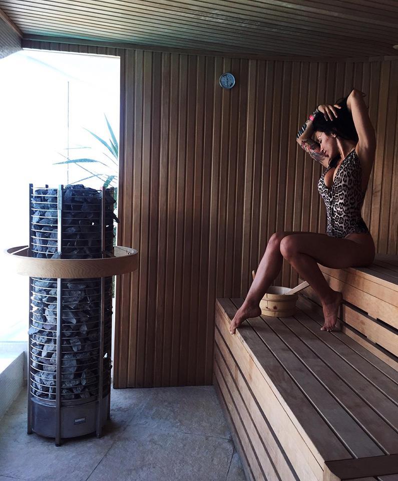 Ruby s-a pozat în costum de baie, în saună.