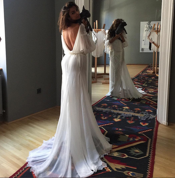 Mădălina Ghenease pregăteşte pentru un eveniment.