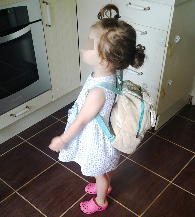 Oana Roman a fost criticată de fani, pentru că şi-a încălţat fetiţa cu papuci de cauciuc.