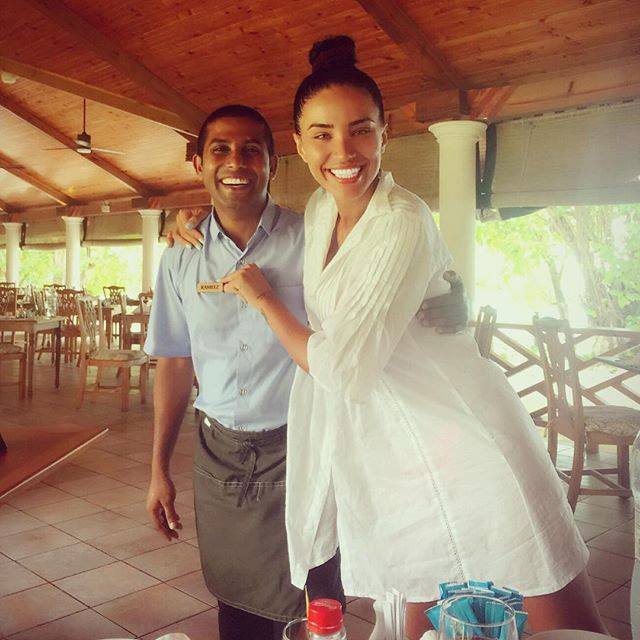 Adelina se află în Maldive în interes de serviciu.