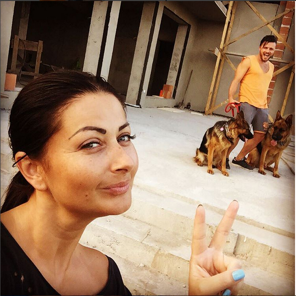 Gabriela Cristea, selfie pe şantier.