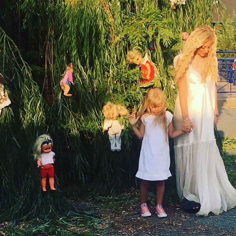 Delia ţine de mână o fetiţă în noul ei videoclip.