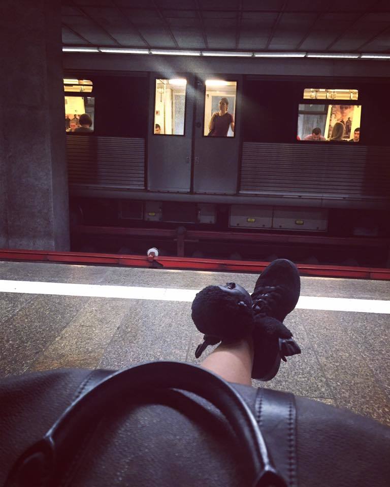 Roxana Vancea circulă cu metroul.