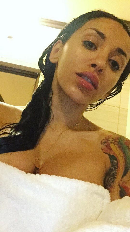 Ruby s-a fotografiat proaspăt ieşită din duş.