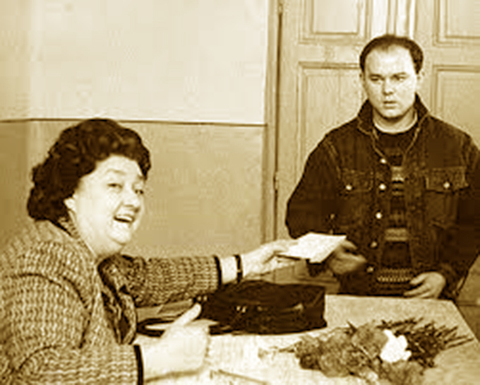 Mihai este nepotul actriţei Tamara Buciuceanu - nimeni alta decât interpreta profesoarei de matematică 