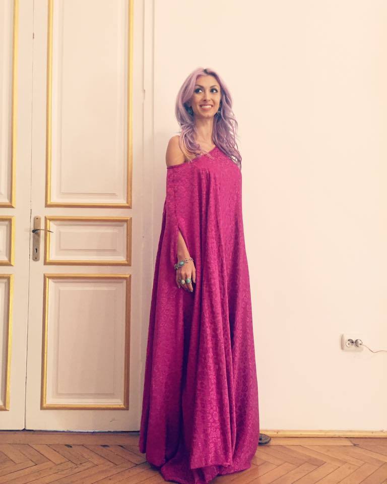 Andreea Bălan, acuzată că îşi ascunde burtica.