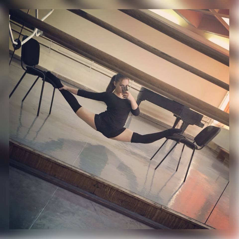 Tanara nu se sfieşte să pozeze în ipostaze care mai de care mai sexy