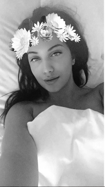 Betty Salam s-a pozat în aşternuturi.