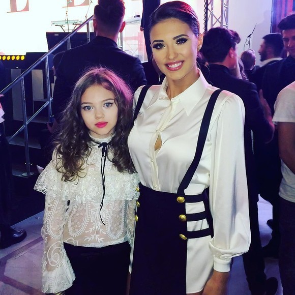 Fiica lui Ingrid Vlasov s-a fotografiat cu Antonia.