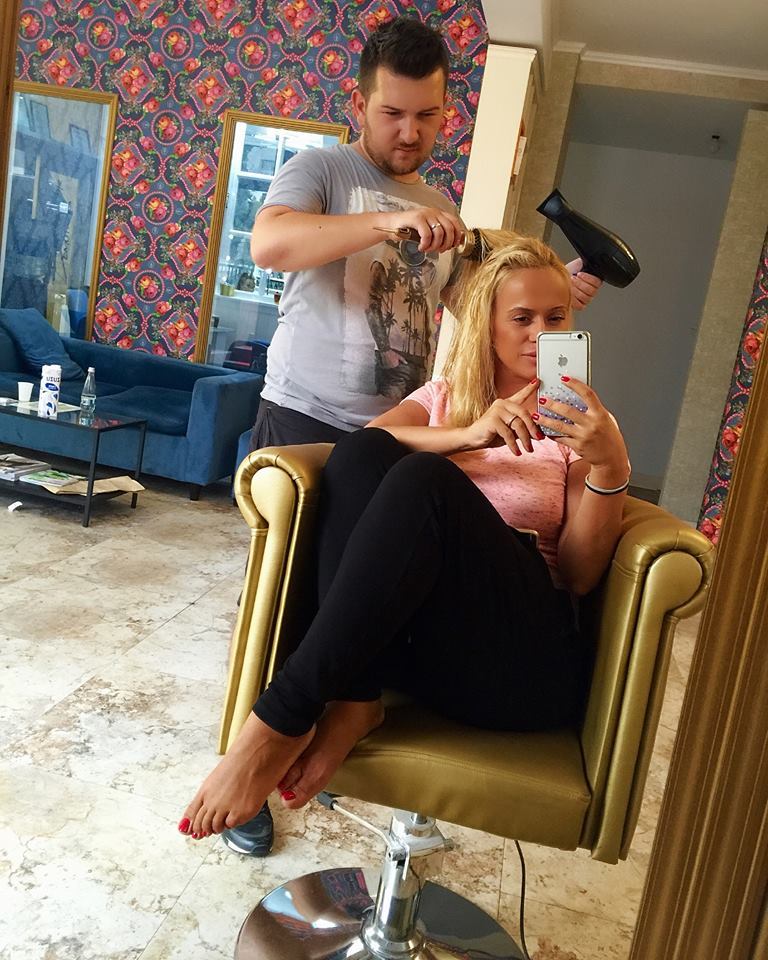 Anda Adam stă foarte confortabil la coafor.