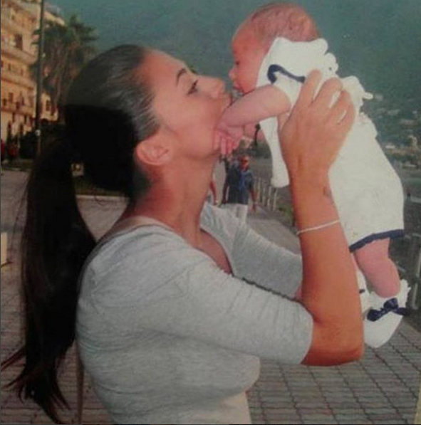 Antonia şi fiica ei, acum şase ani.