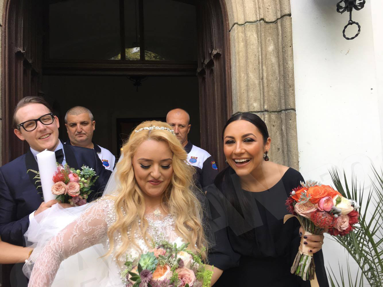 Mireasa a fost în centrul atenţiei şi datorită rochiei care a fost creată de Cristina Săvulescu