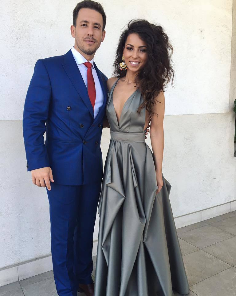 Ami, alaturi de fratele ei, la nunta barbatului.